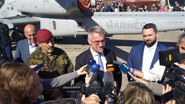 Tisková konference ministra obrany Lubomíra Metnara (uprosted) a náelníka...