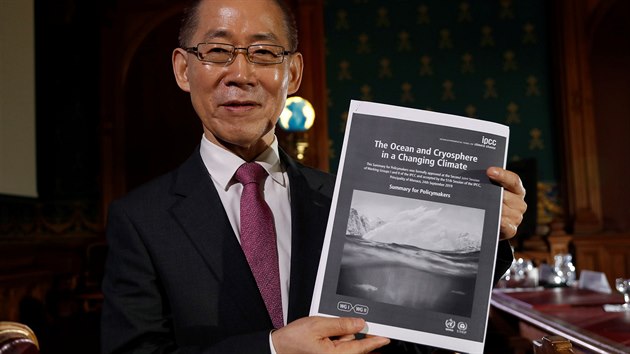 Pedseda IPCC Hoesung Lee pedstavuje v Monaku zvlátní zprávu o oceánech a...