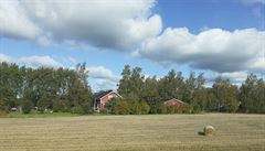 Volná krajina ob�as p�eru�ená typckými �ervenými domy