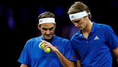Roger Federer po boku Alexandra Zvereva při čtyřhře v Laver Cupu.