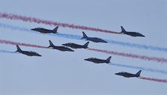 Pehlídka francouzské akrobatické skupiny Patrouille de France.
