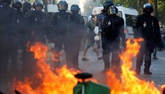 K protestům za klima se v Paříži připojili maskovaní radikálové. Stavěli barikády a zapalovali koše