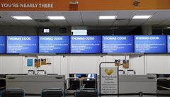 Uzavené pepáky spolenosti Thomas Cook na londýnském letiti Gatwick.