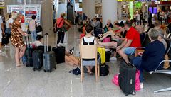 Cestující spolenosti Thomas Cook ekají na letiti na Mallorce.
