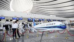 Odbavovací pepáky v odletové hale nového pekingského letit Ta-sing.