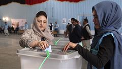 ena v Kábulu hází volební lístek do urny.