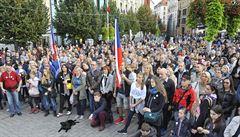 ‚Je ve střetu zájmů a zadlužuje Česko.‘ Stovky lidí protestovaly v Brně proti Babišovi
