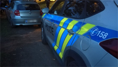 VIDEO: len policejn honika v Praze skonila stelbou. Zfetovan mu ujdl v kradenm BMW