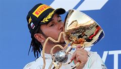 Lewis Hamilton slaví své vítzství ve Velké cen Ruska.
