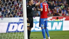 Roman Procházka v diskusi s rozhod�ím.