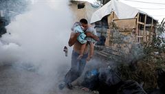 V migračním táboře v Řecku vypukl požár. Zemřel nejméně jeden člověk