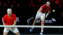 John Isner (vpravo) a Jack Sock vyhráli klí�ovou ned�lní �ty�hru Laver Cupu...