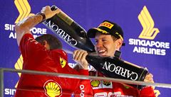 Sebastian Vettel se raduje z výhry na Velké cen Singapuru.