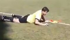 Opilý sudí Milan Šefara se během zápasu ocitl hned dvakrát na zemi.