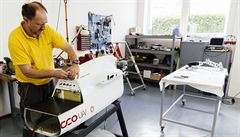 Václav Nekolný p�i zkou�ení motoru, který drony Primoco pohání.
