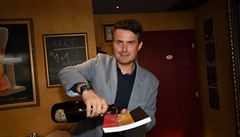 Filip Nerad ktí v belgickém pivním baru Pauwel Kwak Bierhuis v praském...