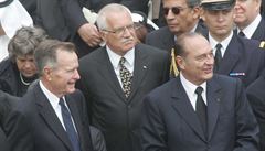 Zleva: bývalý prezident USA George Bush, eský exprezident Václav Klaus a...