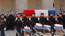 Republiknsk garda nese rakev s ostatky bvalho francouzskho prezidenta...