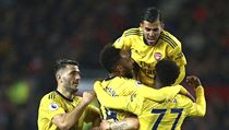 Fotbalisté Arsenalu se radují z vyrovnávacího gólu Pierra Emericka Aubameyanga