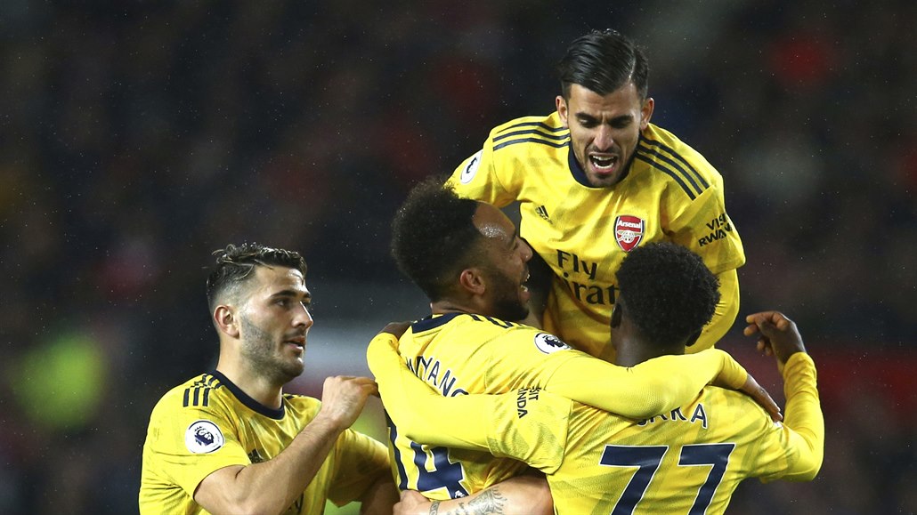 Fotbalisté Arsenalu se radují z vyrovnávacího gólu Pierra Emericka Aubameyanga