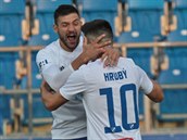 Ostravtí Patrizio Stronati a Robert Hrubý slaví gól proti Píbrami