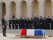 Francouzský prezident Emmanuel Macron u rakve bývalého prezidenta Chiraca.