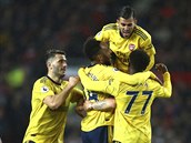 Fotbalist Arsenalu se raduj z vyrovnvacho glu Pierra Emericka Aubameyanga