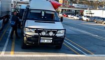 VW Transporter Syncro, tedy s pohonem vech ty kol, slouil jako sanitka. Te...