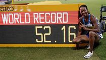 Dalilah Muhammadová slaví titul mistryně světa i světový rekord.