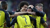 Fotbalisté Borussie Dortmund slaví branku Hakimiho do sítě Slavie.