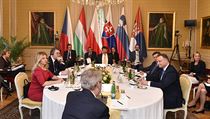Za stolem český prezident Miloš Zeman (zády) a dále (zleva) prezidentka...