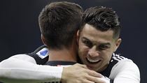 Cristiano Ronaldo se raduje z gólu se střelcem první branky Paulem Dybalou.