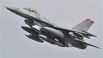 Americk sthaka F-16.