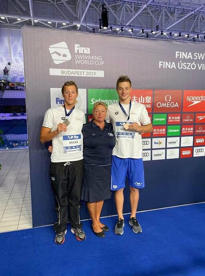 Jan Micka (vlevo) a Sebastián Lu�ák (vpravo) na spole�ném snímku s trenérkou po...