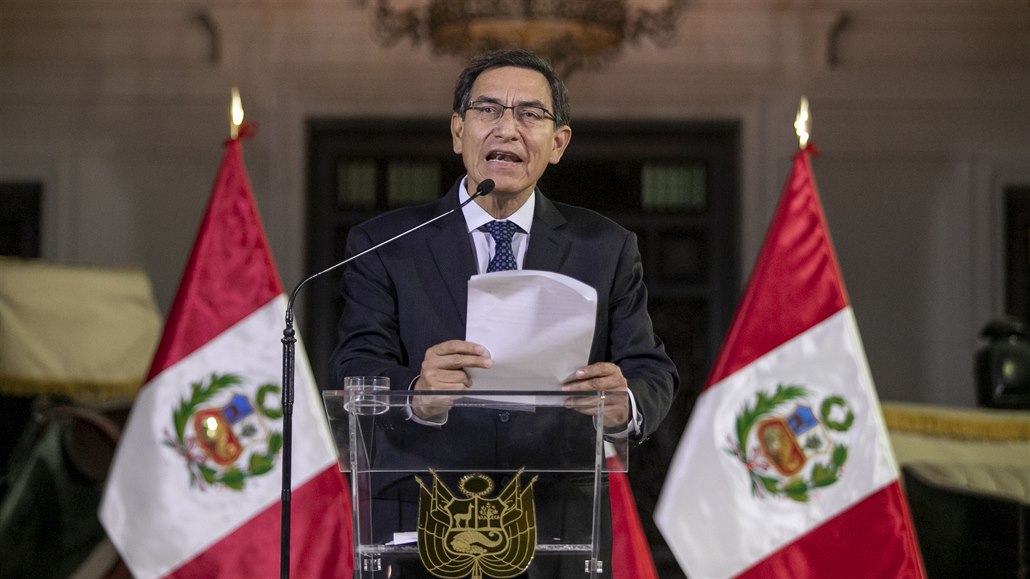 Peruánský prezident Martín Vizcarra rozpustil parlament ovládaný opozicí.