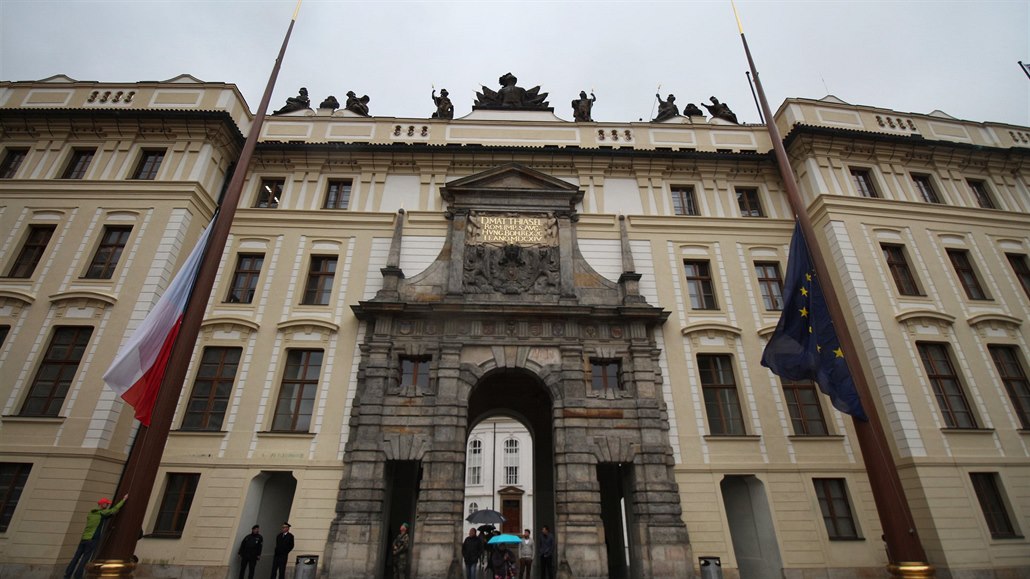 Na počest zemřelého Karla Gotta byla právě na I. nádvoří Pražského hradu...