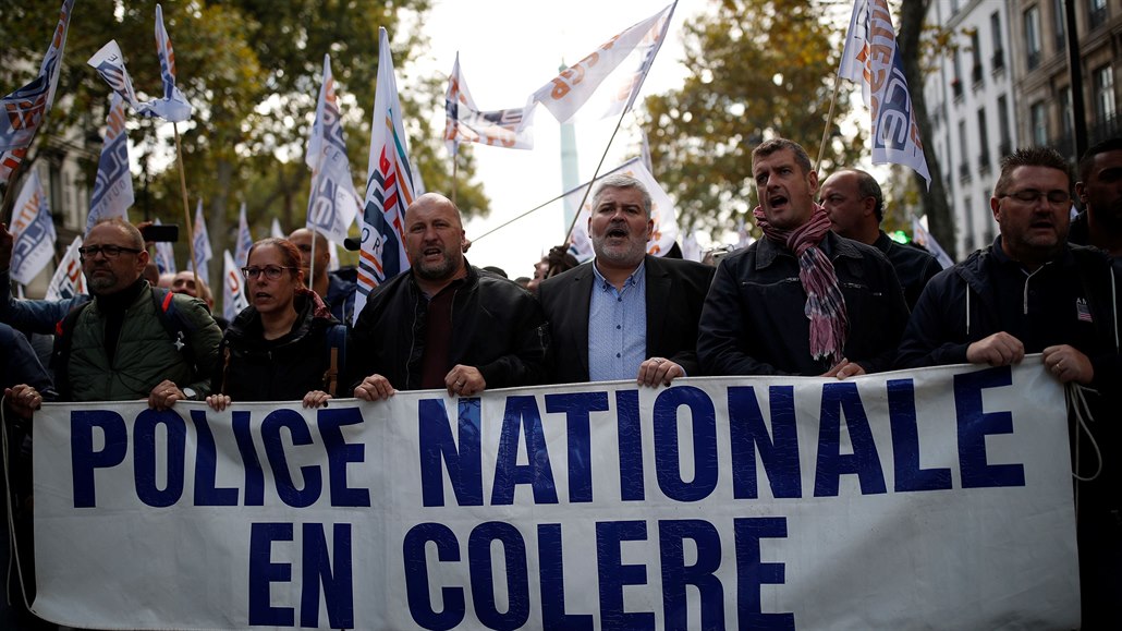 Francouztí policisté se úastní pochodu hnvu, aby upozornili na patné...