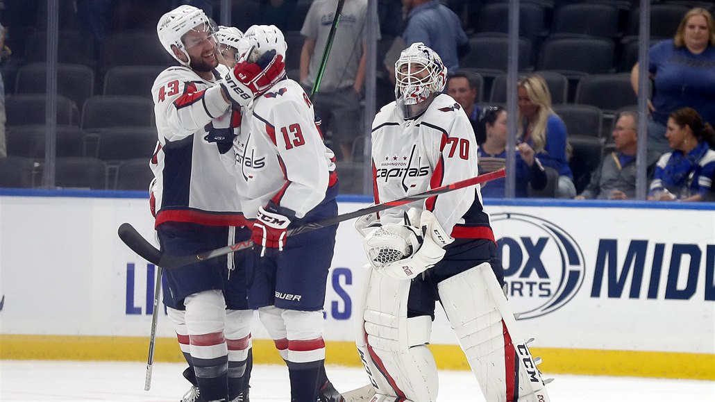 Jakub Vrána se raduje z trefy v dresu Washington Capitals.