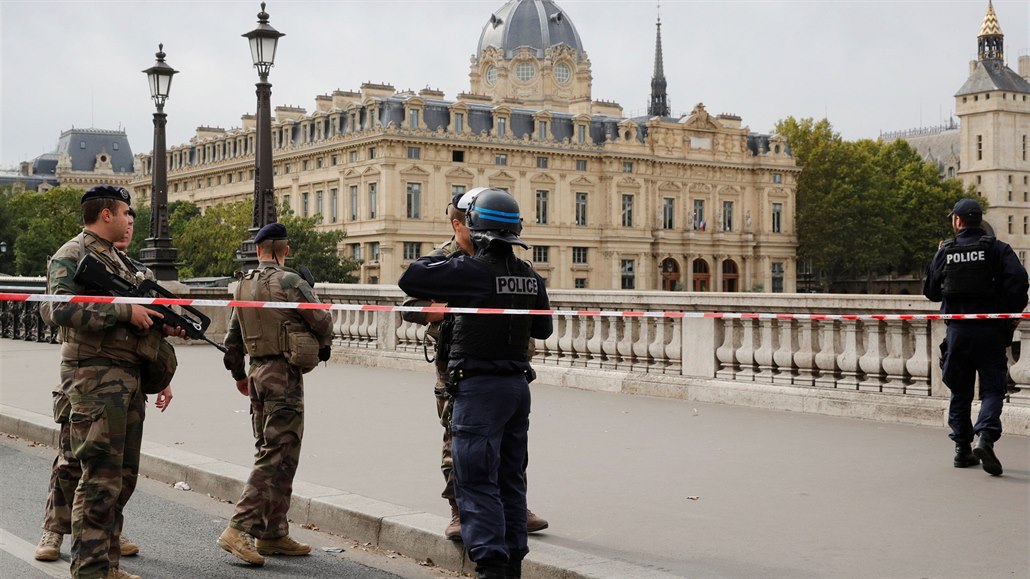 Francouzská policie po útoku na paíské prefektue.