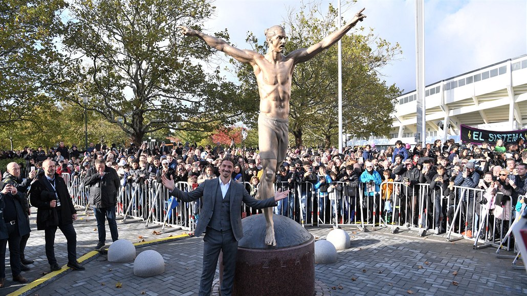 Zlatan Ibrahimovič představuje svoji sochy v rodném Malmo.