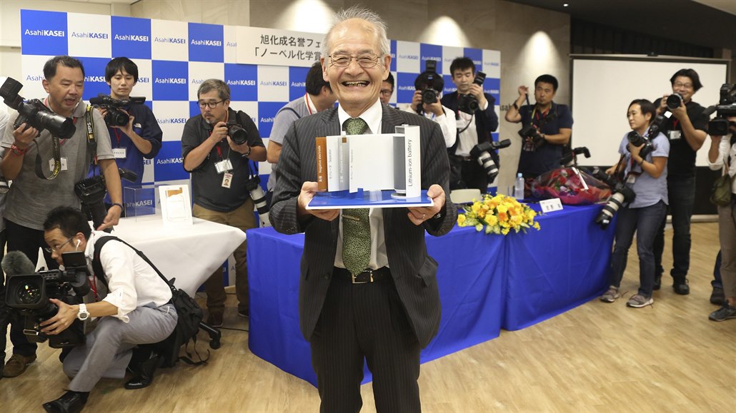 Laureát Nobelovy ceny za chemii Akira Yoshino s modelem lithium-iontové baterie.