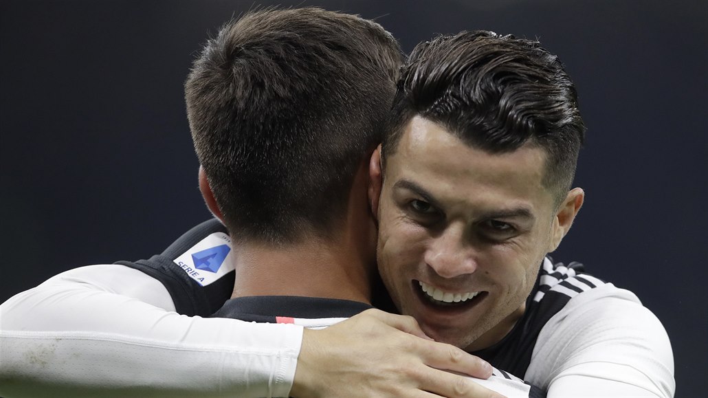Cristiano Ronaldo se raduje z gólu se střelcem první branky Paulem Dybalou.
