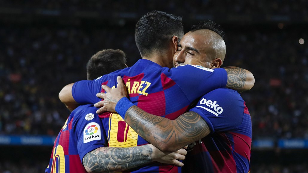Luis Suárez (uprosted) se raduje z gólu s Arturem Vidalem (vpravo) a Lionelem...