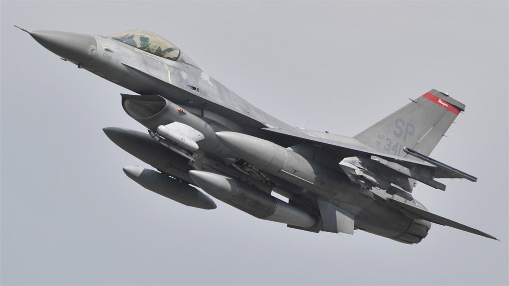 Americká stíhaka F-16.