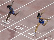 Dalilah Muhammadová (nahoře) a Sydney Mclaughlinová v cíli finále 400 metrů...