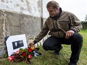 Místostarosta Doubice na Dínsku Betislav Jemelka u pietního místa k úmrtí...