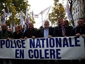 Francouzt policist se astn pochodu hnvu, aby upozornili na patn...