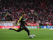 Náhradní branká Borussie Dortmund Hitz na pedzápasové rozcvice.