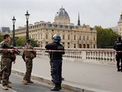 Francouzská policie po útoku an paíské prefektue.