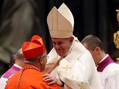 Pape se zdraví s Jose Tolentino Calaca de Mendoncou